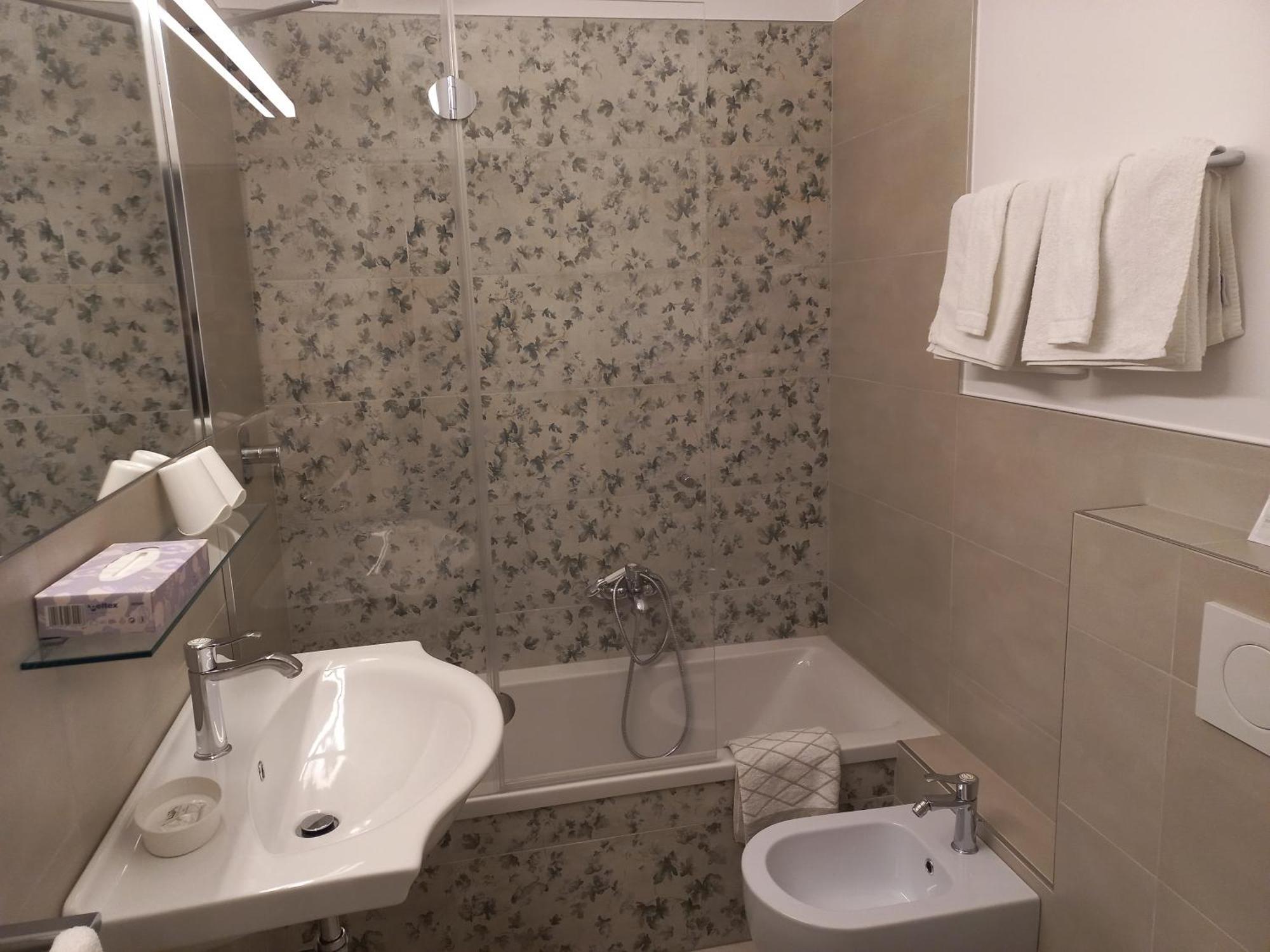 Hotel Lux Merano Quarto foto